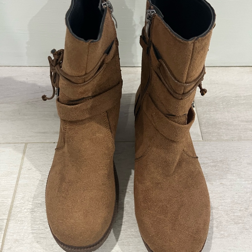 Cute boots brown light and soft